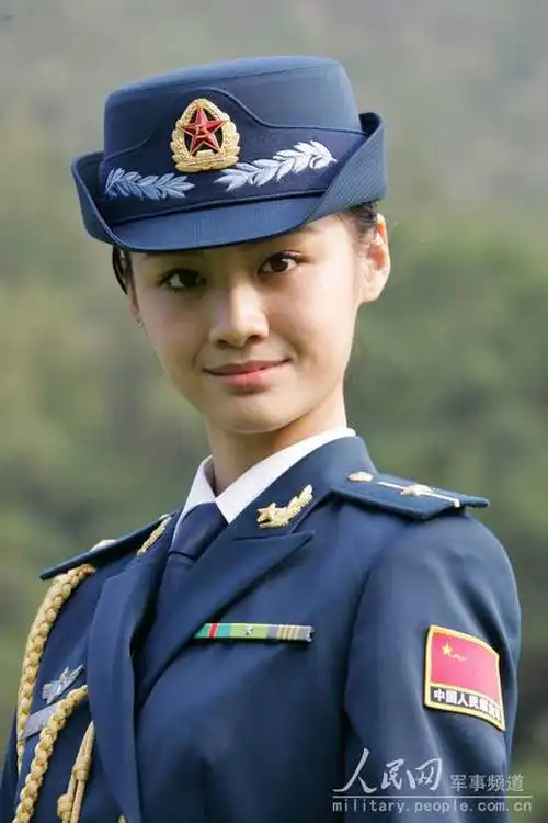 解放军女兵换发新军装 威武之中显秀美