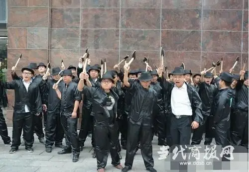 一群身着黑色布褂衫,手拿斧头的年轻人"凶恶"聚集.网传图片