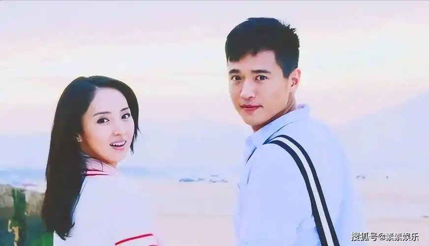 43岁董璇疑似有新恋情,挽手高个男生有说有笑,对方年轻有活力_高云翔