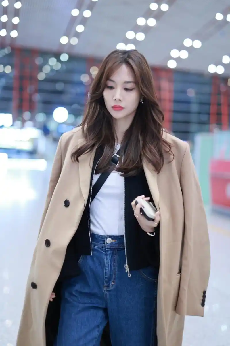 王霏霏一袭驼色大衣披肩现身首都机场,配蓝色牛仔裤格外显眼动人.