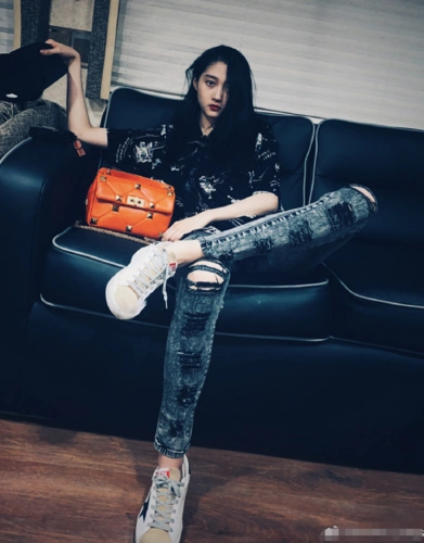 关晓彤私服可甜可酷!穿花衬衫搭破洞牛仔裤大长腿无处安放