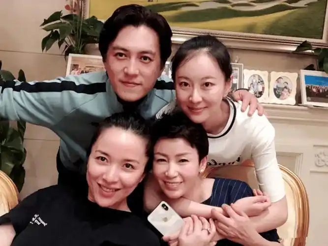 李佳在家里小聚,素颜露额头自然又大方,靳东攀女生不怕老婆吃醋_照片