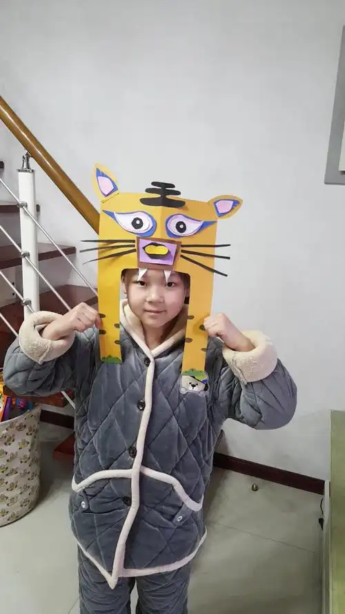 焦东路小学二年级美术——虎虎生威的虎头饰作业展