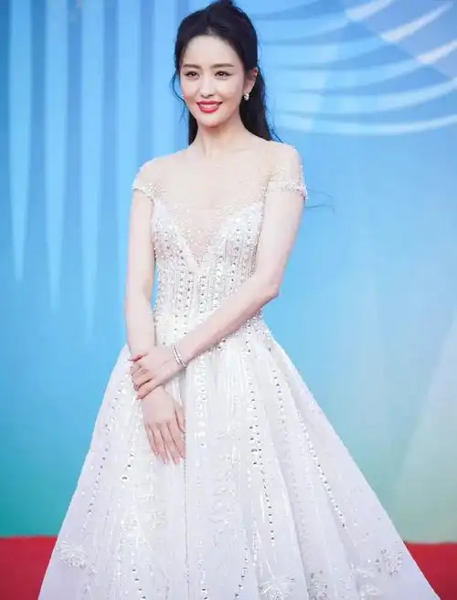 佟丽娅深v透视裙造型雍容华贵魅力可人