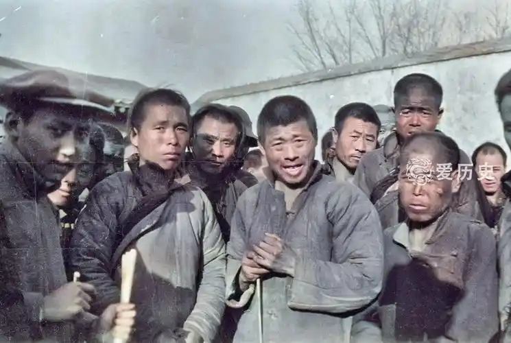 民国时罪犯放风的珍贵彩照看站立姿势谁是大哥一目了然