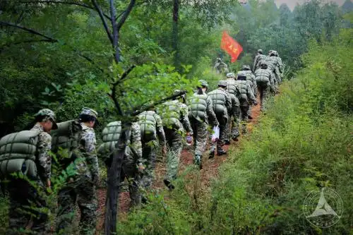 行军9公里军训团完成拉练考验