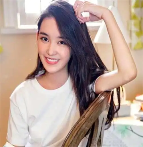 蒋依依,一个2001年出生的人,今年已经23岁了,仔细算一下.