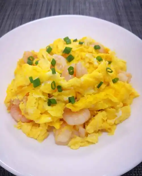 春节家里来客人做道虾仁滑蛋,滑嫩鲜美,高蛋白低脂肪上桌抢着吃_关火