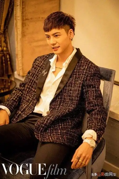 陈伟霆港风,陈伟霆新款港风超短发亮相时装电影盛典