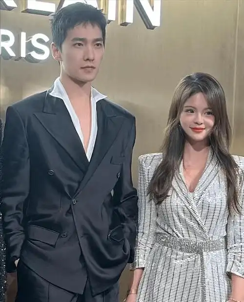 身高180cm的杨洋裤子拖地出席活动并与网红合影,他的脸上没有笑容