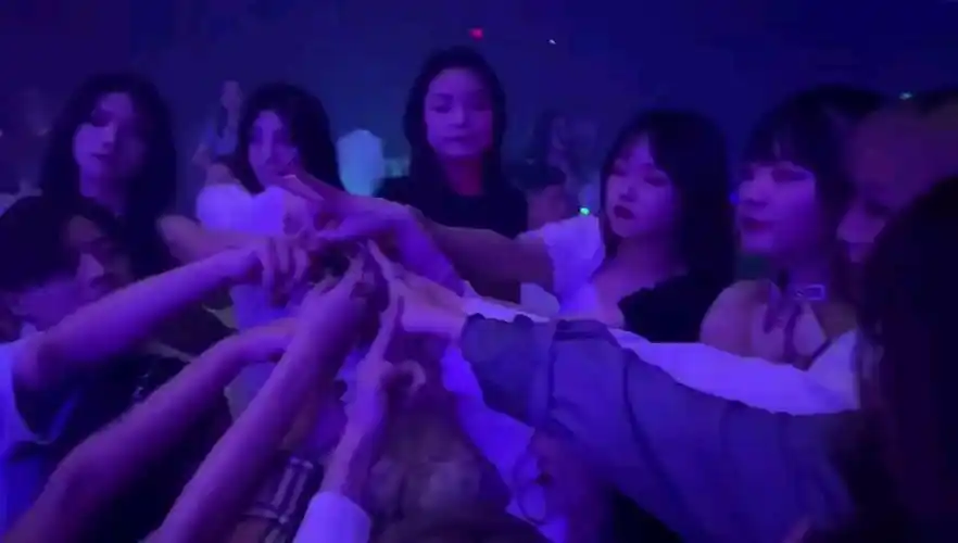 西安playhouse酒吧抓手指抱抱摇你更喜欢哪个