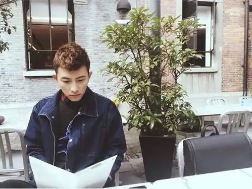 大左晒19岁旧照自曝逃课 被称杀马特中的小清新