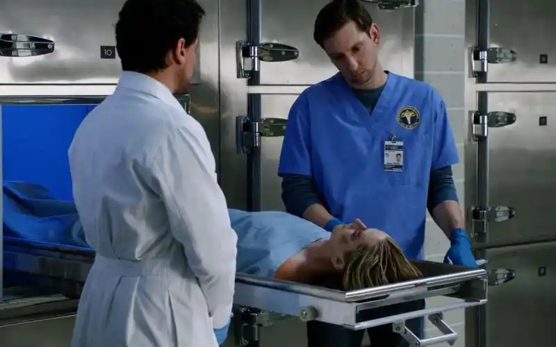 美剧不死法医第17集黑客入侵网络安全系统能控制红绿灯还能远程杀人