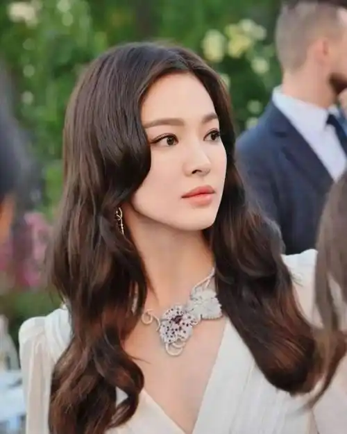 宋慧乔离婚后风格大变!