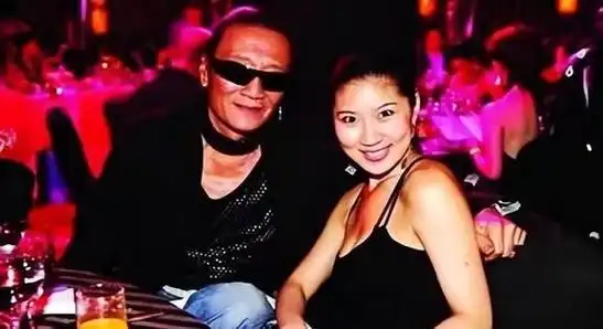 就在大家都习惯了谢贤身边小女友的存在时,2018年7月,谢贤在出席活动