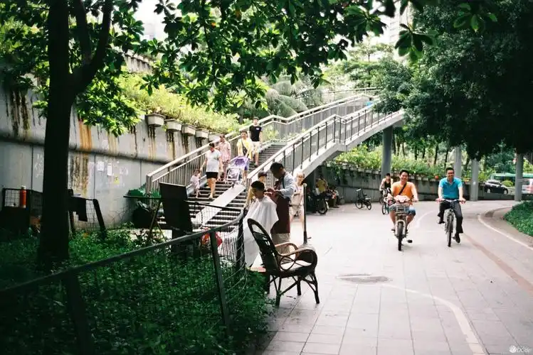 我喜欢这种生活气息浓郁的场景,觉得一切都是生机勃勃的.
