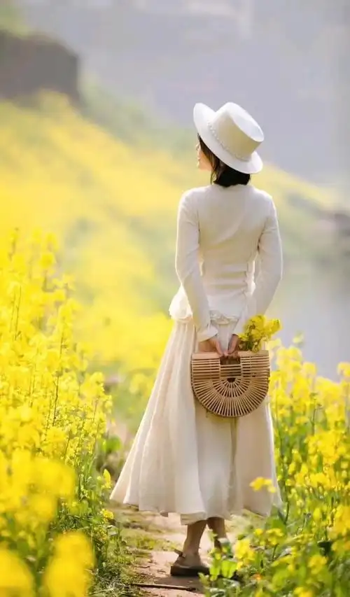 女人都是爱美的,对于有气质的中年姐姐来说,爱美的直接体现应该就是