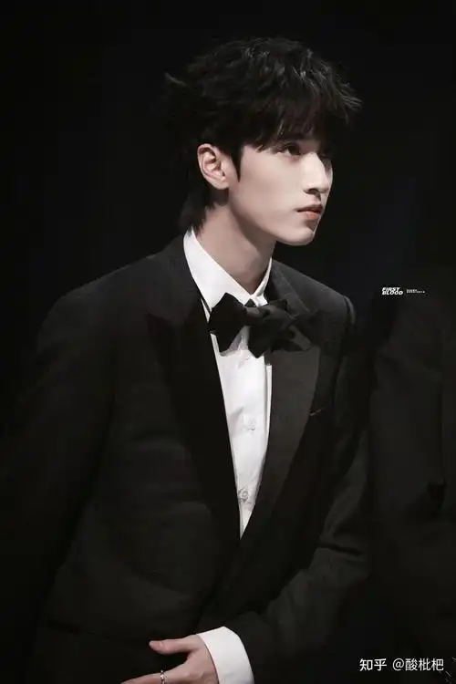严浩翔的百变穿搭之西装篇 - 知乎