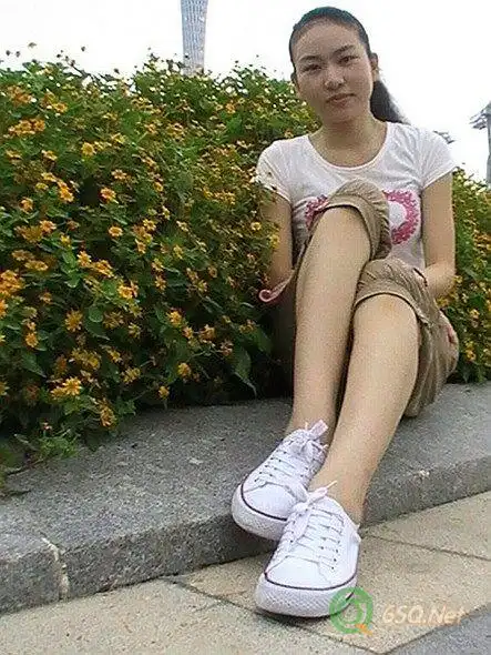 经典帆布鞋女孩