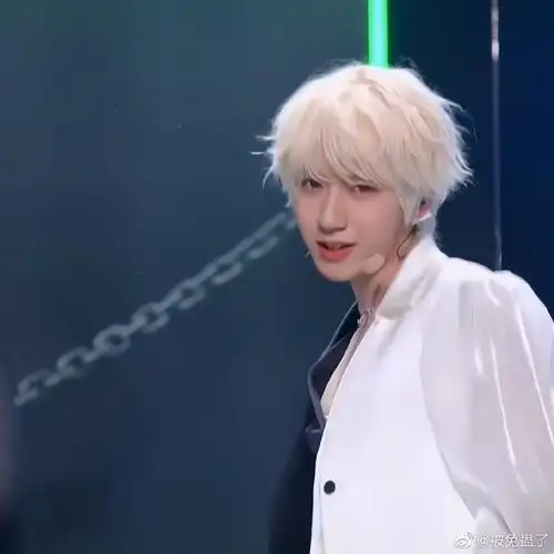 卧槽这胸肌是我能看的吗#贺峻霖ending镜头##时代少年团乌托邦乐园