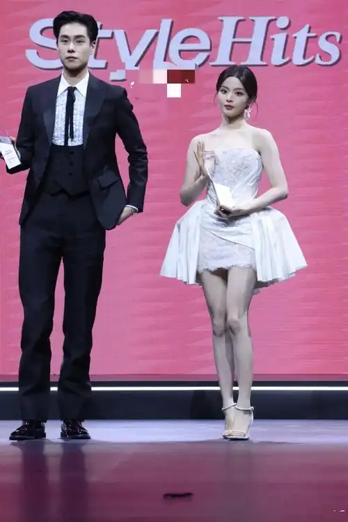 杨超越胡一天牵手上台他们的身高差太萌