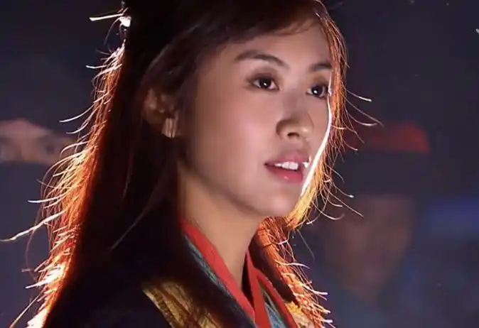 因拍摄电视剧《鹿鼎记》相识,黄晓明在剧中扮演"韦小宝",李菲儿扮演韦