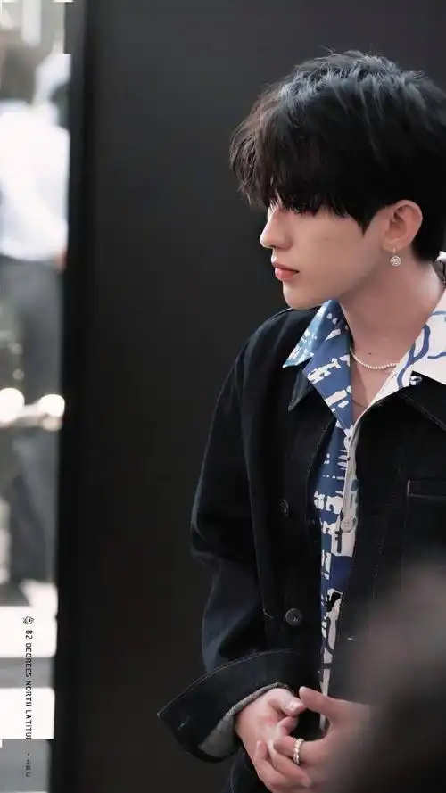 [消息]蔡徐坤花衬衫牛仔衣亮相prada品牌活动 时尚洋气是kundy的代