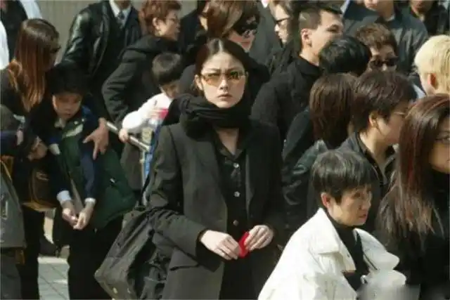 直击梅艳芳葬礼,刘德华梁朝伟扶灵,旧爱赵文卓送8字显真爱