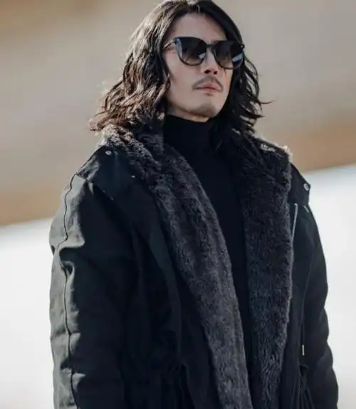 因为越来越多的男艺人也开始蓄起了长发,就像 2020 年时,我们 金宇彬