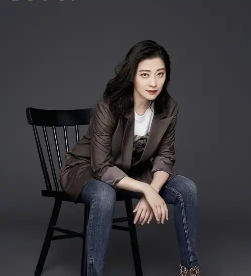 44岁梅婷美上新高度,穿一身黑比例太绝,网友:黑眼圈没了