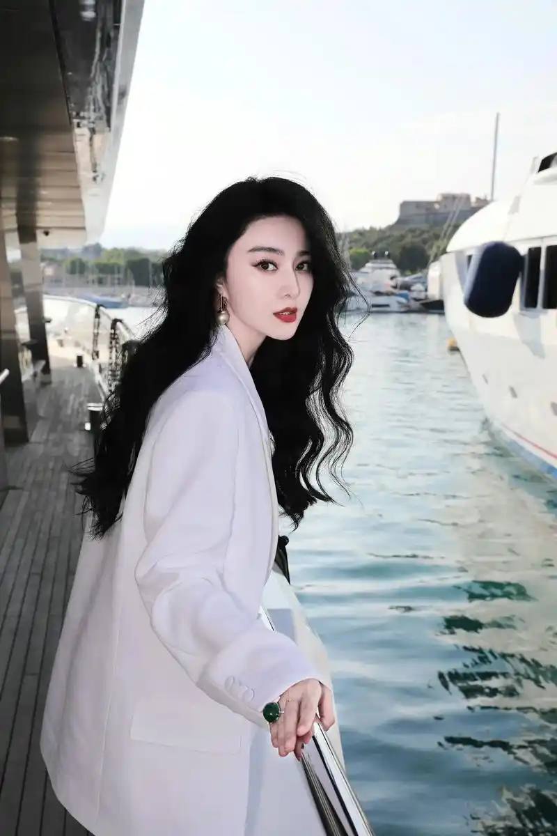 又美又飒 ,让人眼前一亮.又热闹起来了吧,范冰冰的美丽中又透 - 抖音