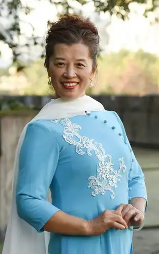 老年大学旗袍美女展风采