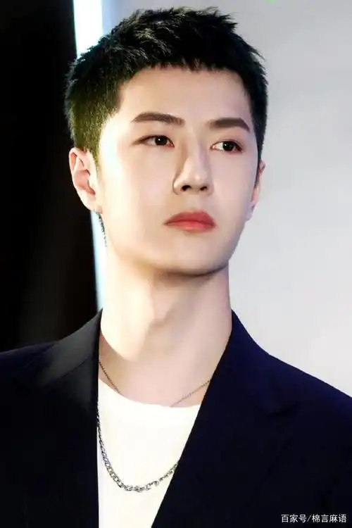 板寸 西服套装=绅士 男友力,王一博征服大片正式上演