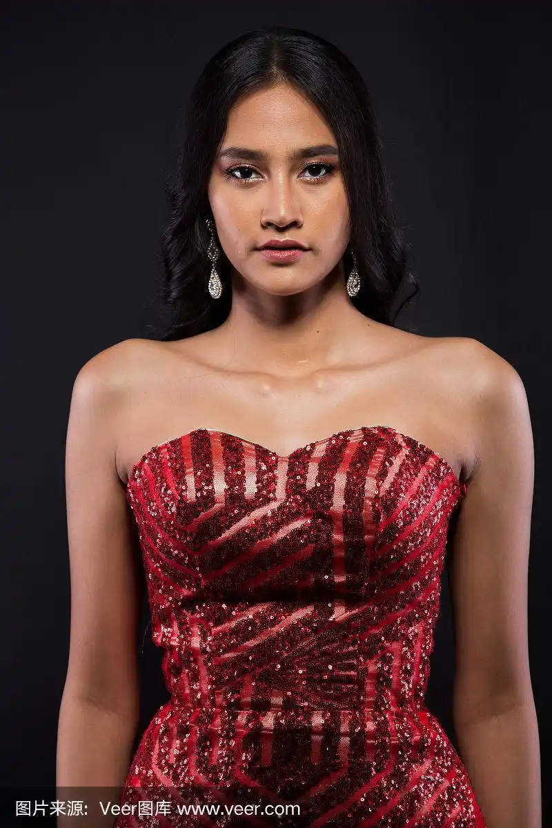 时尚亚洲女人棕褐色皮肤,黑色头发,眼睛