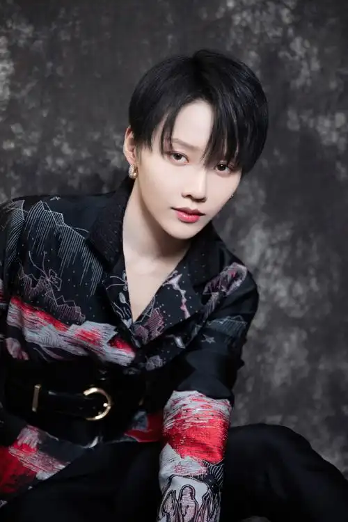 刘雨昕国风造型##央视五四晚会