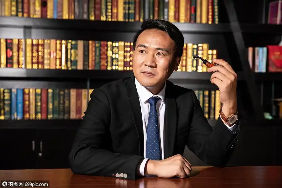 老板手拿烟斗成熟人物