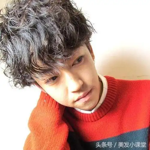 男生烫发发型2018夏季很流行