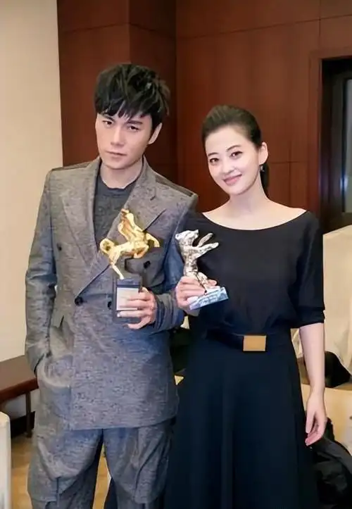 在剧组的日常相处中,梅婷与摄影师曾剑渐渐熟稔,后在秦昊的巧妙引荐下