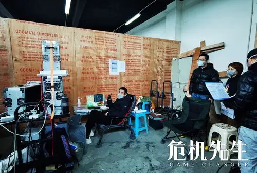 目前我们整个剧组将近400人,但是根据政策,拍摄时我们控制在七八十人