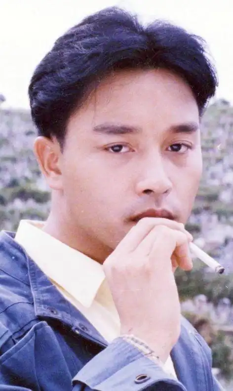 张国荣抽烟图片合集,前两张成忧郁王子,最后一张成为经典