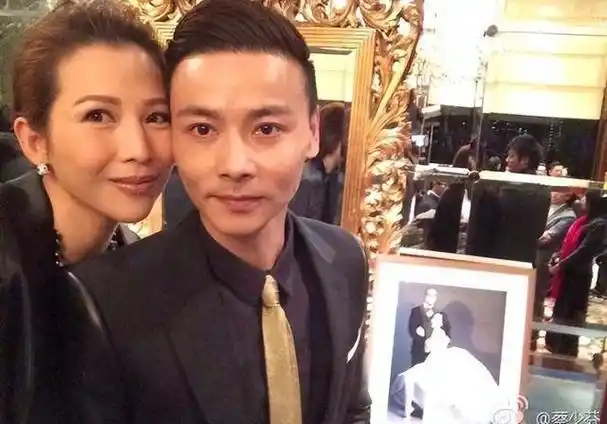 蔡少芬老公50大寿,3个孩子出镜像爹又像妈,张晋长了好多白头