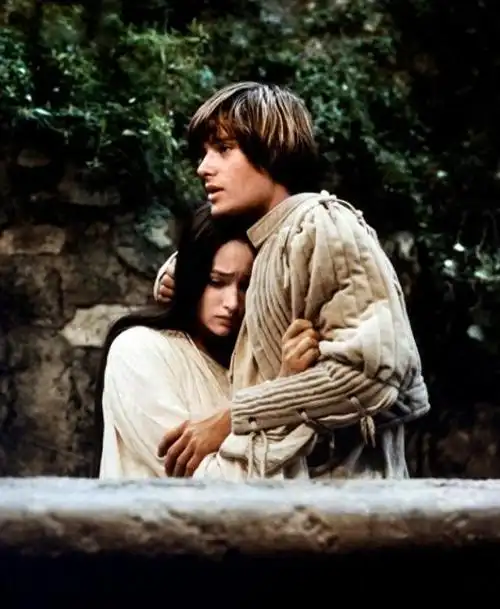 《罗密欧与朱丽叶》:莎士比亚经典爱情故事的现代化改编作品