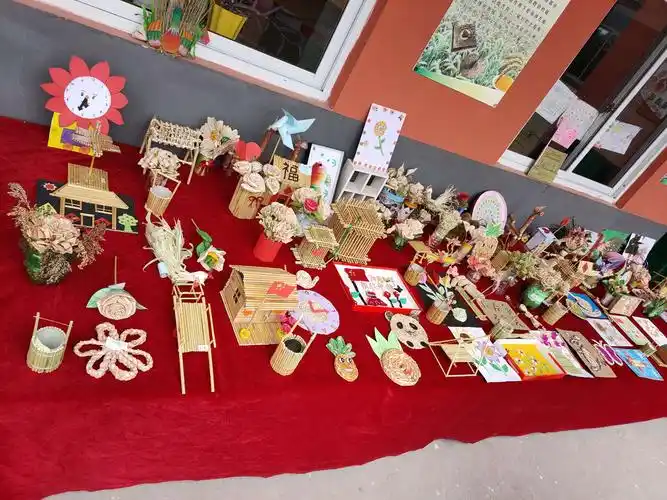 白府小学手工作品展----"心灵手巧 秸秆利用 创意无限"