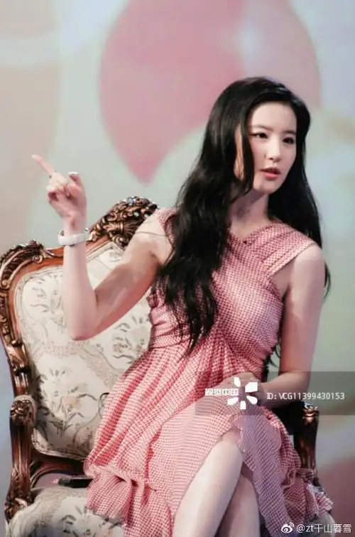 刘亦菲 2009年6月2日,刘亦菲做客湖南卫视《背后的故事》节目,一袭