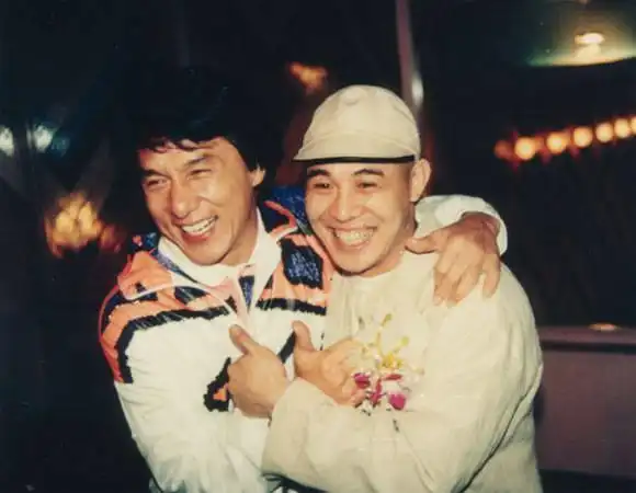 成龙李连杰经典合影代表了一个时代 那时吴京还在跑龙套
