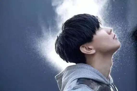 林俊杰为遇空难女友人创作《修炼爱情》,王杰为初恋写下《安妮》