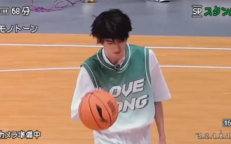 谁说宋亚轩不会打篮球?