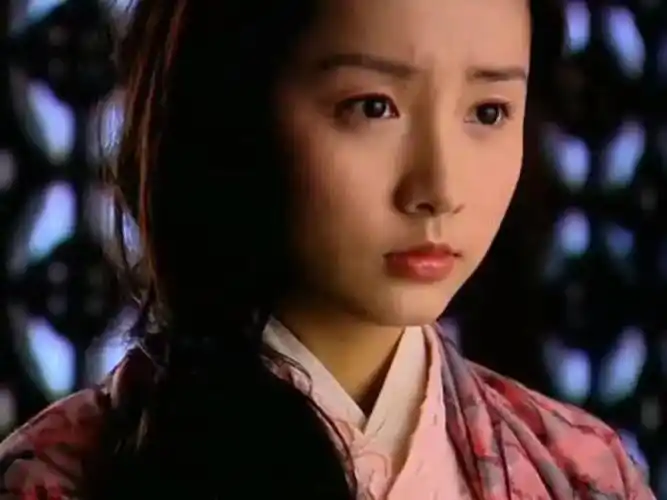 也因为这份认真与倔强,她被陈顾方赏识,由此得到了电视剧《天外飞仙》