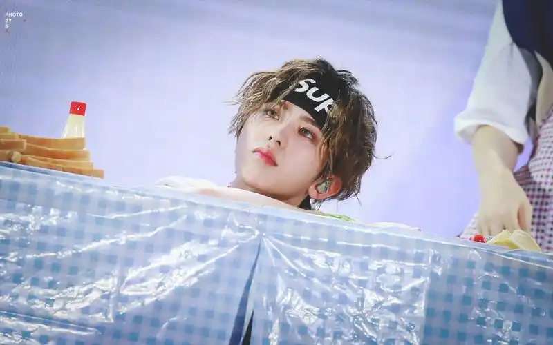 17岁的蔡徐坤对着镜头不停卖萌,他现在看了肯定会捂脸了!