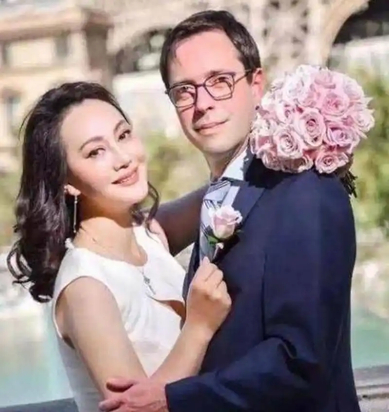 当年,21岁的宋佳嫁给42岁的张学津,不久之后,发现老公患上重病,她就毫